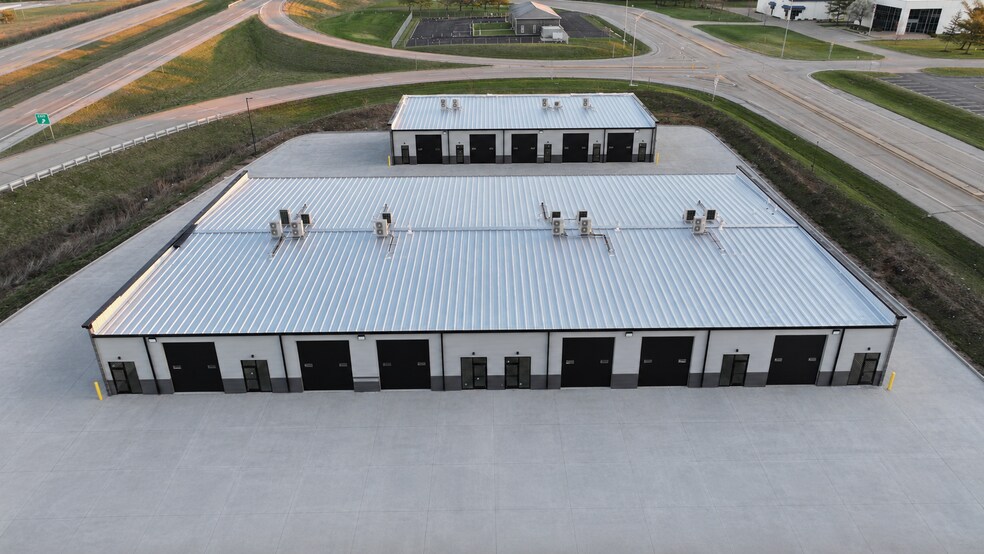 540-570 N Service Rd, Saint Peters, MO à louer - Photo de l’immeuble – Image 2 sur 9