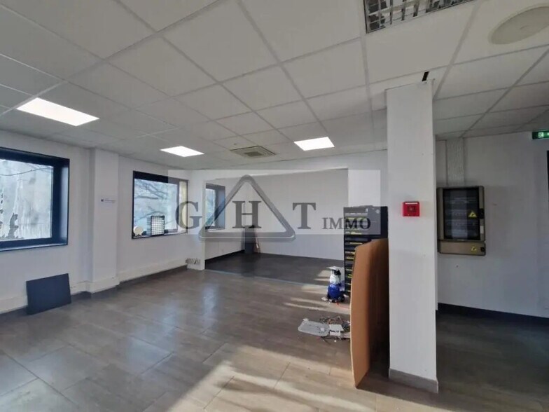 Local commercial dans Ivry-sur-Seine à louer - Photo de l’immeuble – Image 1 sur 3