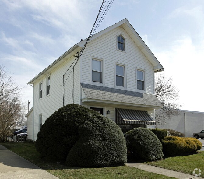 28 Taylor Ave, Manasquan, NJ à vendre - Photo de l’immeuble – Image 2 sur 3
