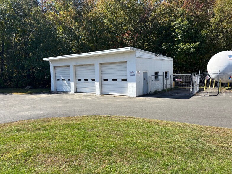 585 Wolcott Rd, Wolcott, CT à vendre - Photo de l’immeuble – Image 2 sur 4