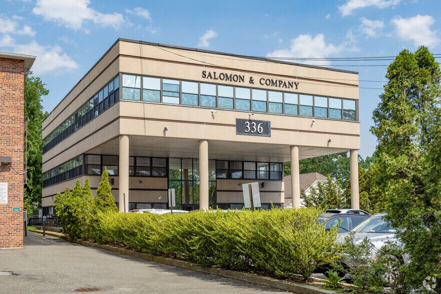 336 Atlantic Ave, East Rockaway, NY à louer - Photo principale – Image 1 sur 4
