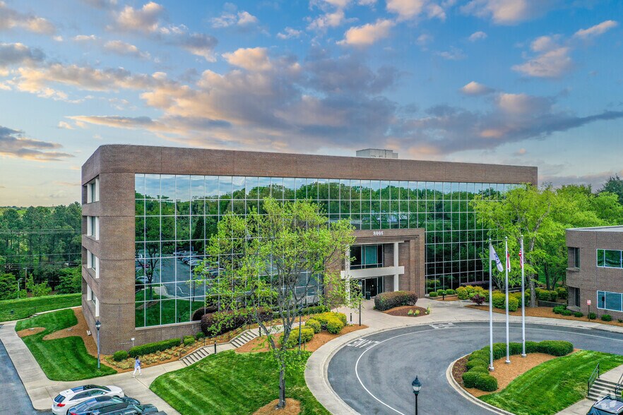 8008 Corporate Center Dr, Charlotte, NC à louer - Photo principale – Image 1 sur 14