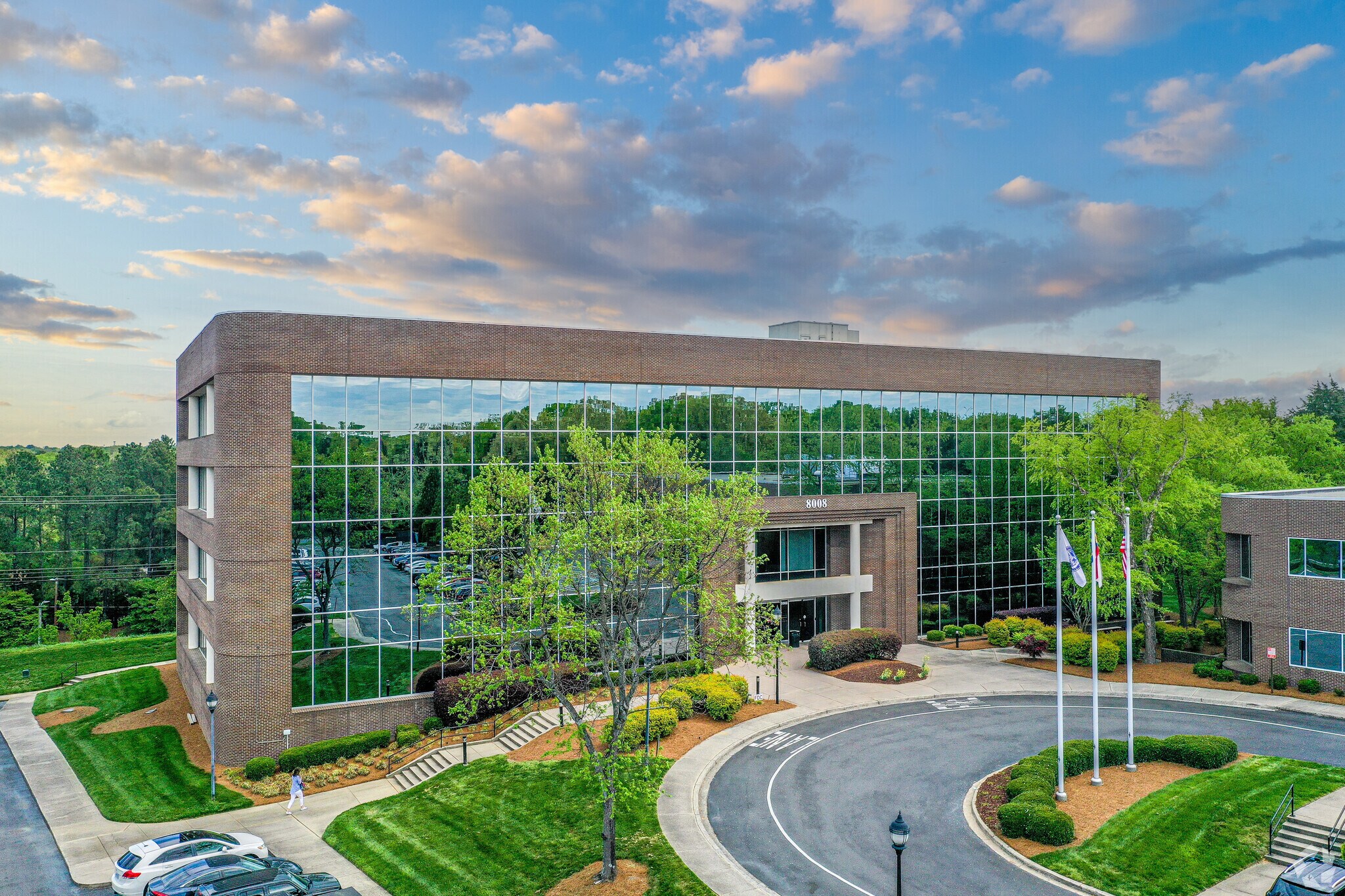 8008 Corporate Center Dr, Charlotte, NC à louer Photo principale– Image 1 sur 15