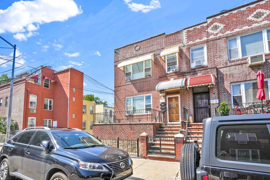 2120 23rd Ave, Astoria, NY à vendre - Photo de l’immeuble – Image 2 sur 34