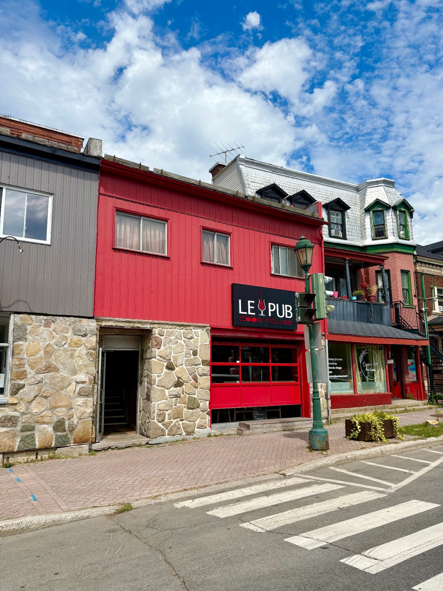 587 Rue Principale, Laval, QC à vendre Photo principale– Image 1 sur 2