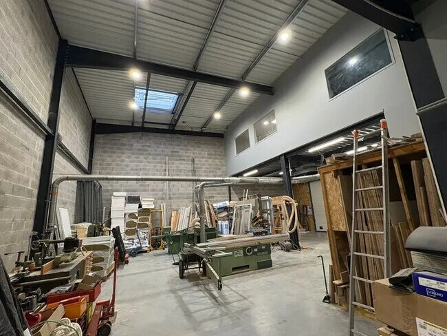 Plus de détails pour 84 Avenue De La Poterie, La Tour-de-Salvagny - Local d’activités à vendre