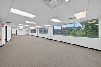 6 Technology Dr, Setauket, NY à louer Photo intérieure– Image 2 sur 10