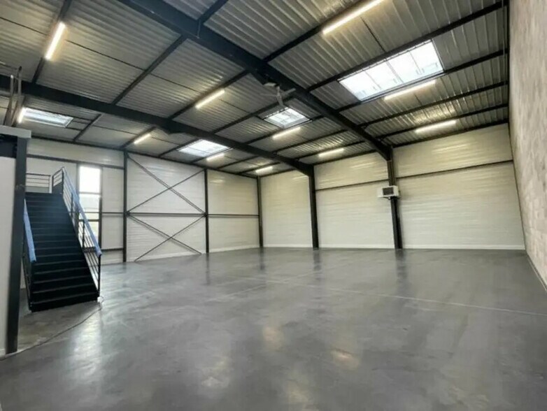 Local d’activités dans Saint-Priest à louer - Photo intérieure – Image 3 sur 11