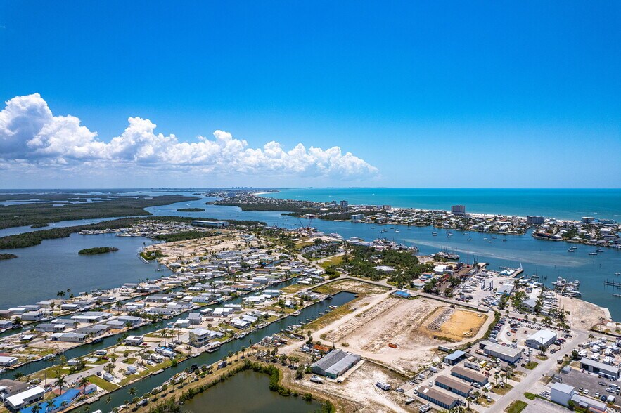 866 Buttonwood Dr, Fort Myers Beach, FL à vendre - Photo de l’immeuble – Image 2 sur 8