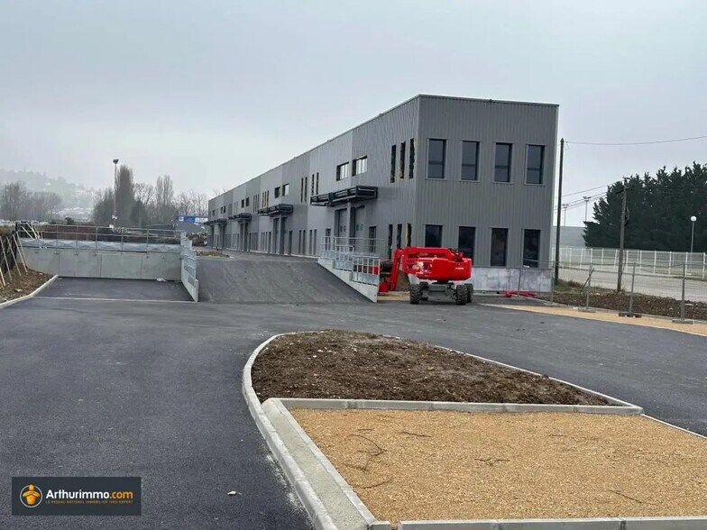 Bureau dans Bourgoin-Jallieu à louer - Photo de l’immeuble – Image 3 sur 10