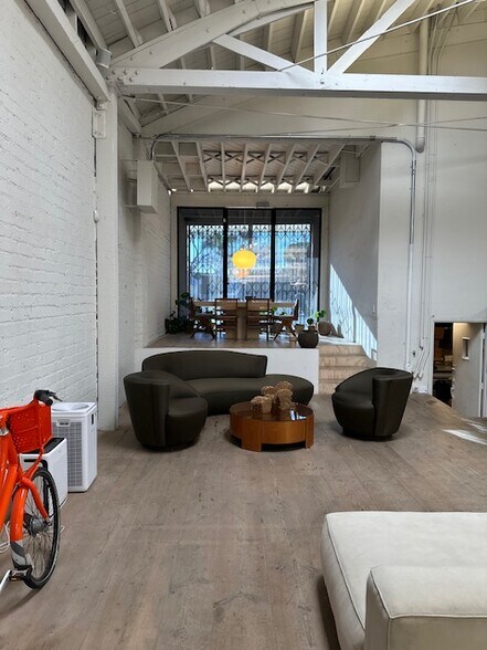 642 Almont Dr, Los Angeles, CA à louer - Photo de l’immeuble – Image 3 sur 11