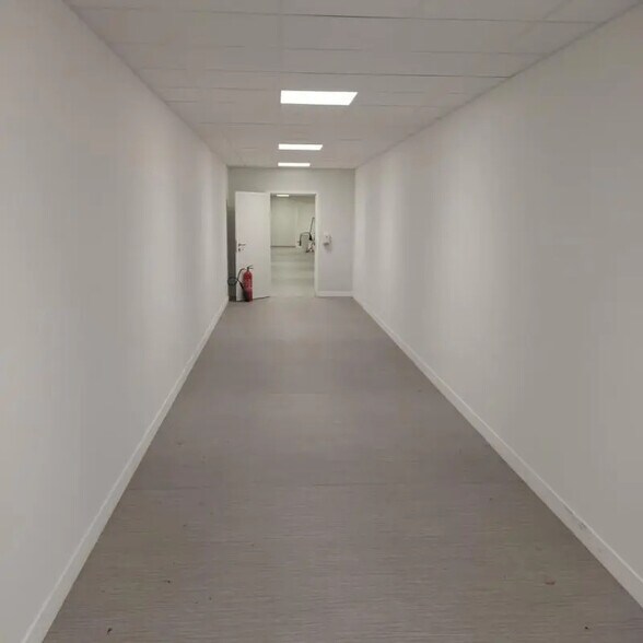 Local d’activités dans Pîtres à louer - Photo de l’immeuble – Image 3 sur 13