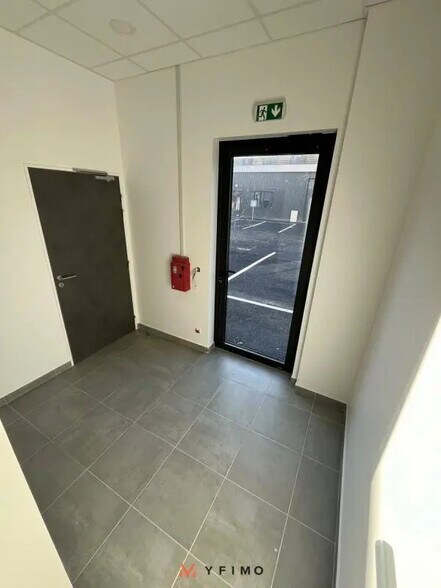 Local d’activités dans Les Mureaux à louer - Photo de l’immeuble – Image 3 sur 5