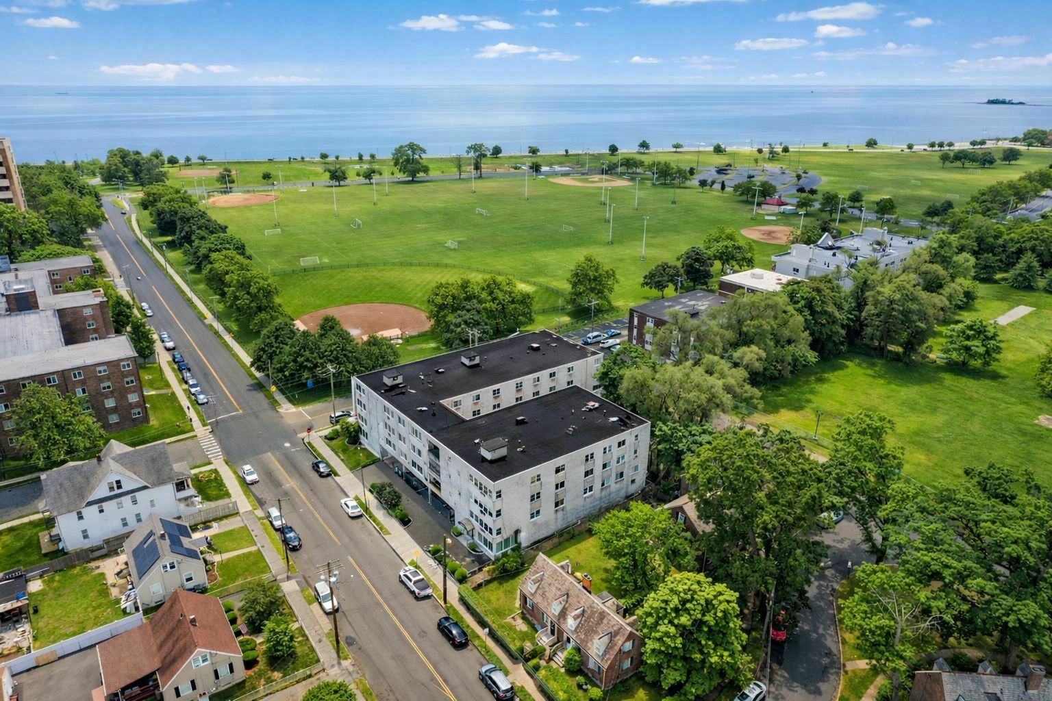 223 Iranistan Ave, Bridgeport, CT à vendre Photo principale– Image 1 sur 8