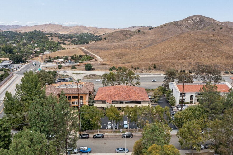 28035 Dorothy Dr, Agoura Hills, CA à vendre - Photo de l’immeuble – Image 3 sur 13