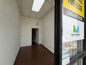 6820-6856 NW 77th Ct, Miami, FL à louer Photo intérieure– Image 2 sur 12
