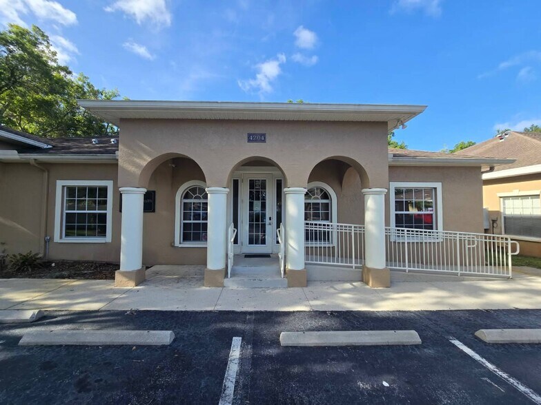 4202-4204 W Linebaugh Ave, Tampa, FL à vendre - Photo de l’immeuble – Image 2 sur 17