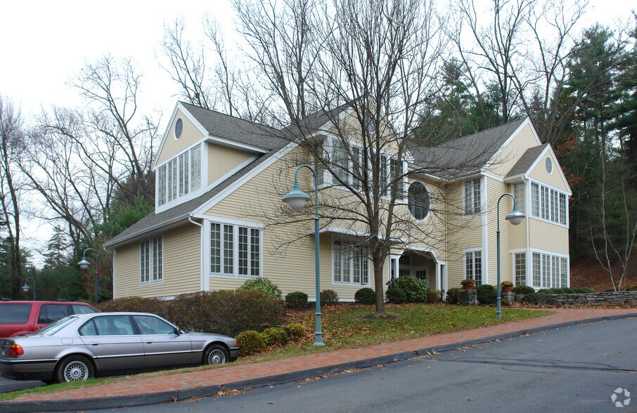 573 Hopmeadow St, Simsbury, CT à louer - Photo de l’immeuble – Image 3 sur 4