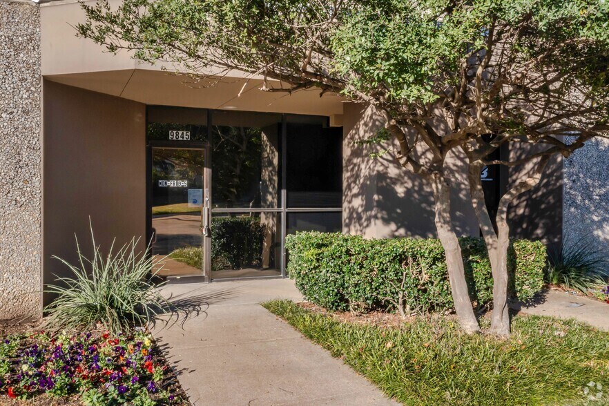 9841-9879 Chartwell Dr, Dallas, TX à louer - Photo de l’immeuble – Image 3 sur 9
