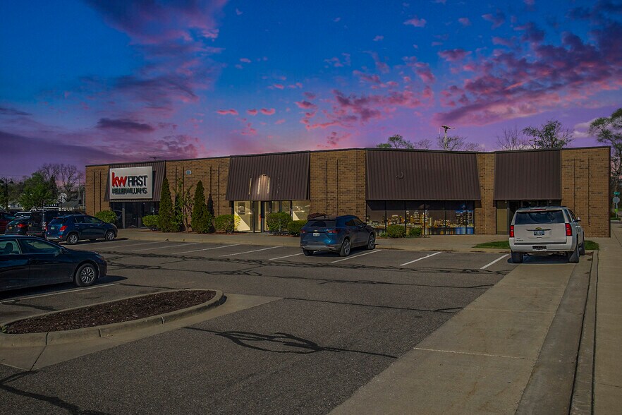 102-132 N Leroy St, Fenton, MI à louer - Photo de l’immeuble – Image 2 sur 6