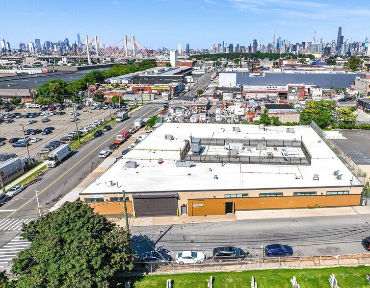 48-23 55th Ave, Maspeth, NY à vendre - Photo de l’immeuble – Image 2 sur 11