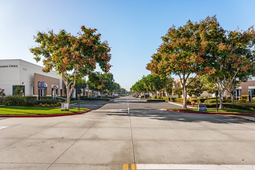 3142 Tiger Run Ct, Carlsbad, CA à louer - Photo de l’immeuble – Image 2 sur 6