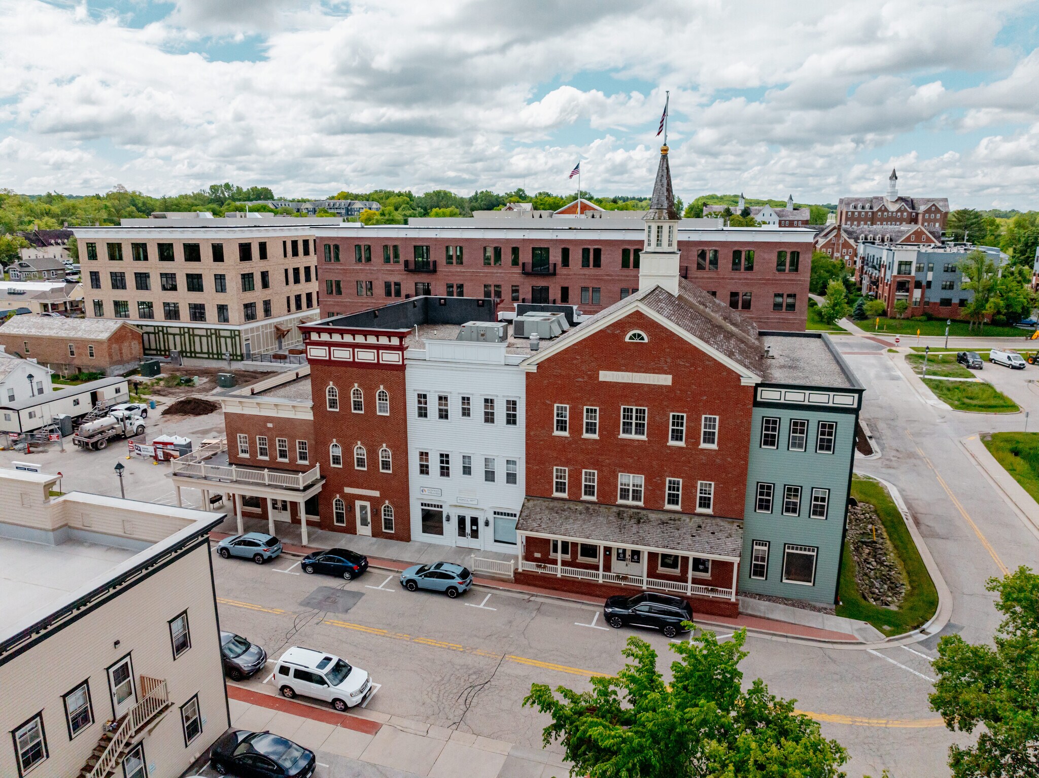 524 Milwaukee St, Delafield, WI à louer Photo de l’immeuble– Image 1 sur 5