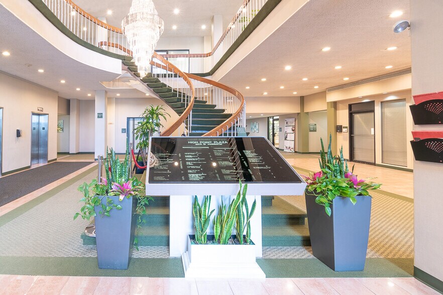 4415 W Harrison St, Hillside, IL à louer - Photo de l’immeuble – Image 3 sur 8