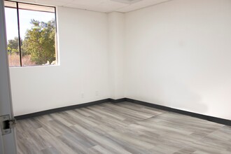 23928 Lyons Ave, Santa Clarita, CA à louer Photo intérieure– Image 2 sur 5