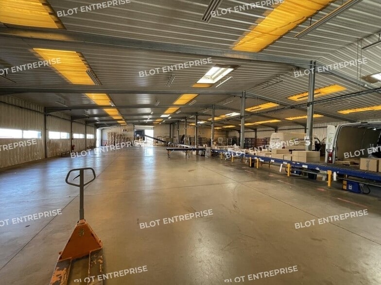 Local d’activités dans Baud à louer - Photo intérieure – Image 1 sur 4