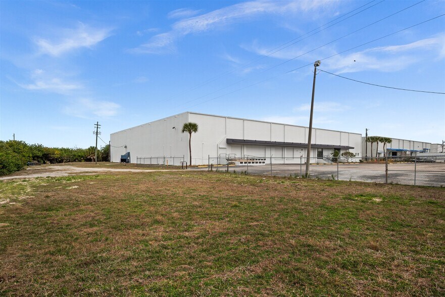 6608 E Adamo Dr, Tampa, FL à louer - Photo de l’immeuble – Image 3 sur 10