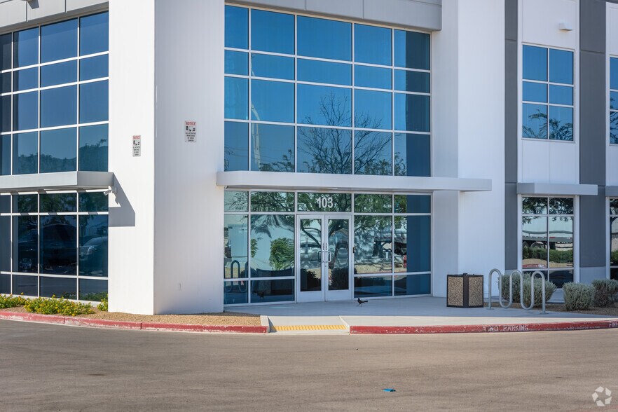 5840 Donovan Way, Las Vegas, NV à louer - Photo de l’immeuble – Image 3 sur 4