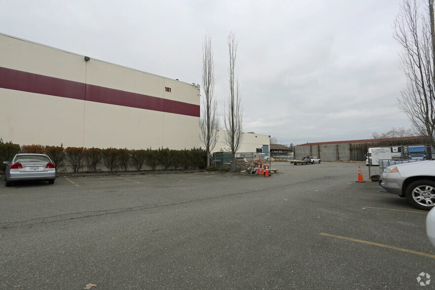 13137 82A Ave, Surrey, BC à louer - Photo de l’immeuble – Image 2 sur 4