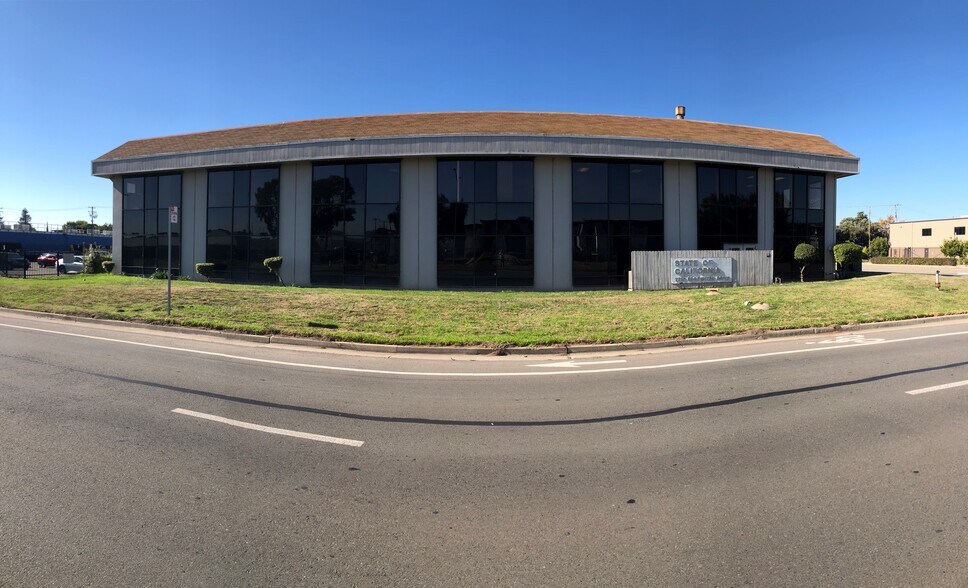 7717 Edgewater Dr, Oakland, CA à vendre - Photo de l’immeuble – Image 2 sur 25