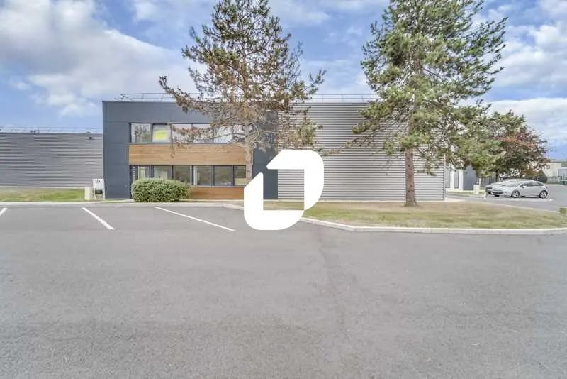 Local d’activités dans Sainte-Geneviève-des-Bois à louer - Photo de l’immeuble – Image 3 sur 9