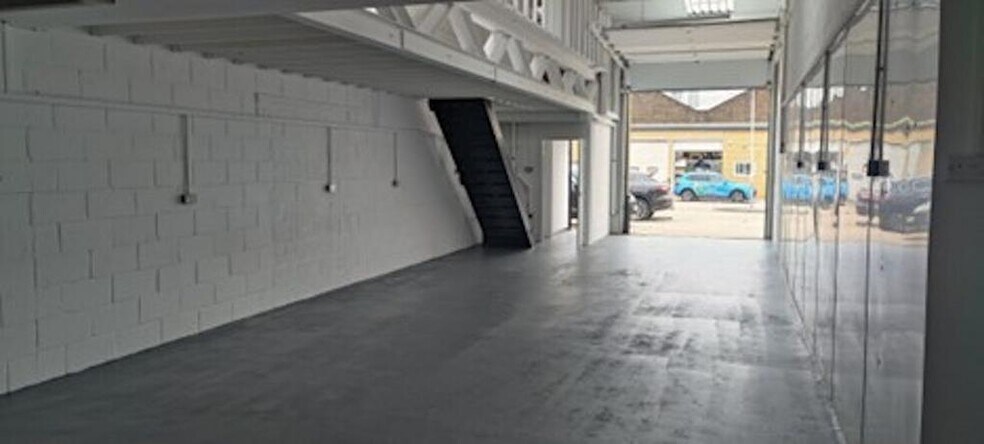 Enterprise Way, Londres à louer - Photo de l’immeuble – Image 2 sur 3