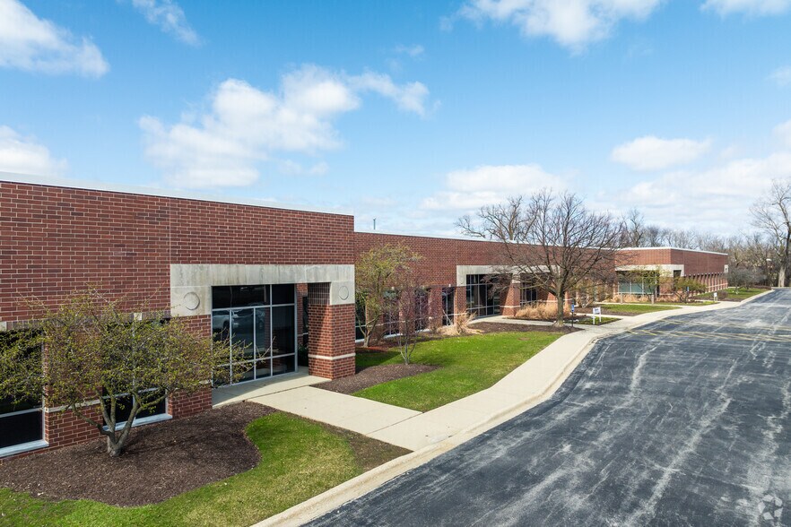 1471 Business Center Dr, Mount Prospect, IL à louer - Photo de l’immeuble – Image 2 sur 5