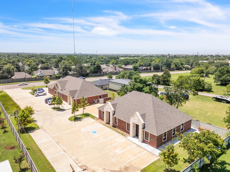 207 E. Memorial Road, Oklahoma City, OK à louer - Photo de l’immeuble – Image 2 sur 14