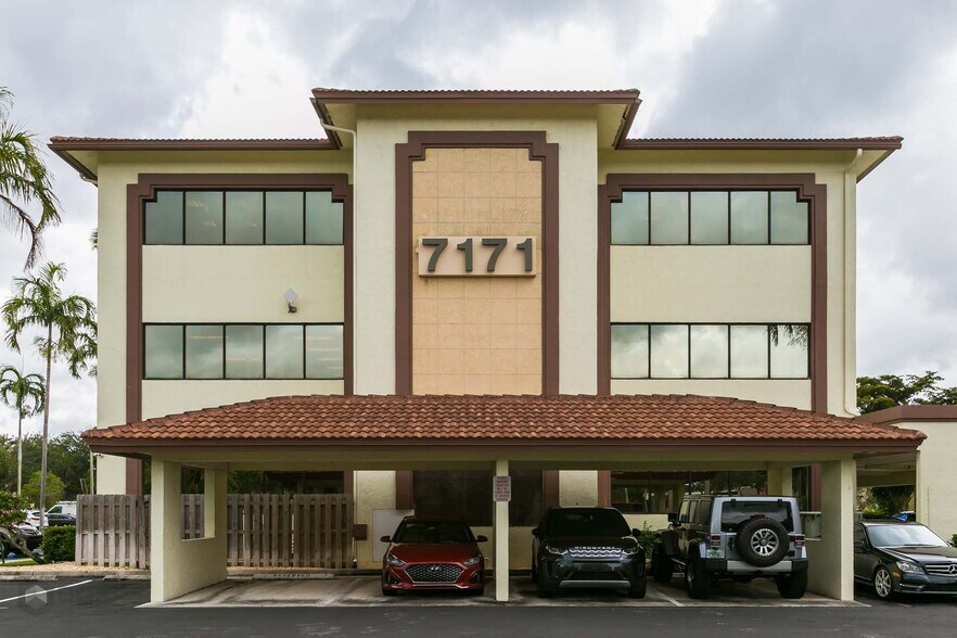 7171 N University Dr, Tamarac, FL à louer - Photo de l’immeuble – Image 3 sur 4