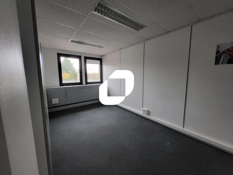 Place De La République, Croix à vendre - Photo intérieure – Image 3 sur 7