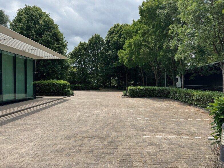 2 Bramley Rd, Milton Keynes à louer - Photo de l’immeuble – Image 2 sur 4