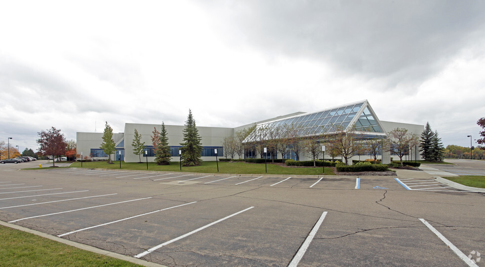 2500 Centerpoint Pky, Pontiac, MI à louer - Photo de l’immeuble – Image 1 sur 12