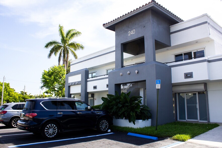 240 Old Federal Hwy, Hallandale Beach, FL à louer - Photo de l’immeuble – Image 2 sur 5