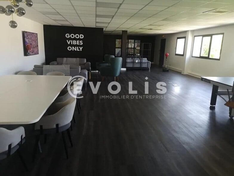 Bureau dans Neuilly-Plaisance à vendre - Photo de l’immeuble – Image 2 sur 12