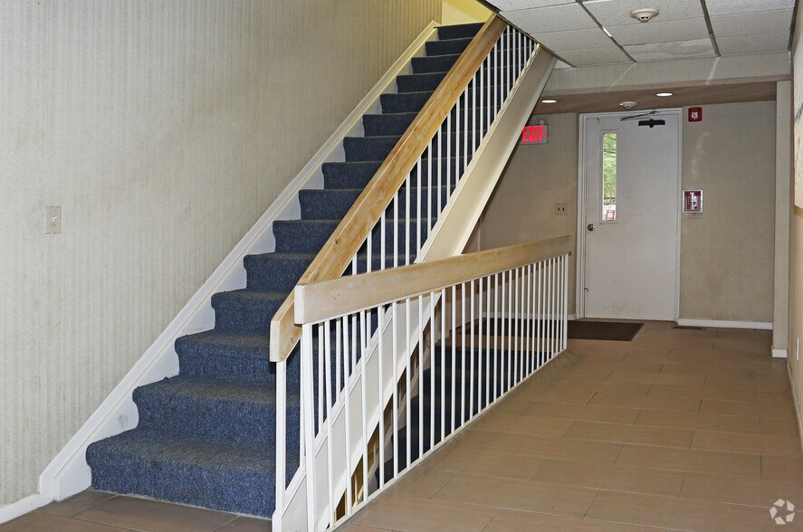 354 Veterans Memorial Hwy, Commack, NY à vendre - Photo intérieure – Image 2 sur 7