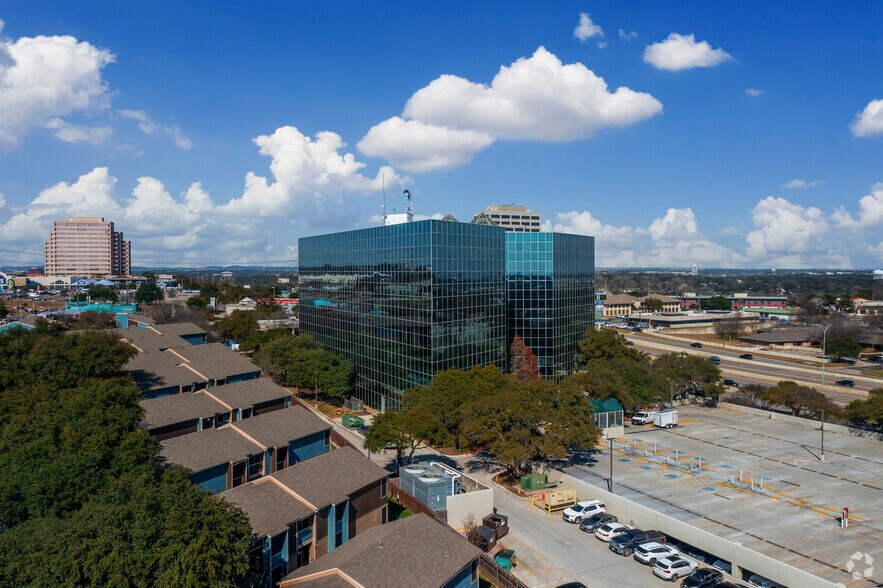 7800 W IH-10, San Antonio, TX à louer - Photo de l’immeuble – Image 2 sur 21