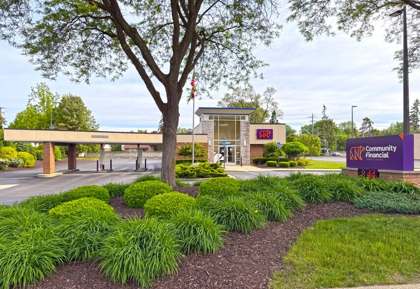 34000 W 7 Mile Rd, Livonia, MI à vendre - Photo de l’immeuble – Image 3 sur 11