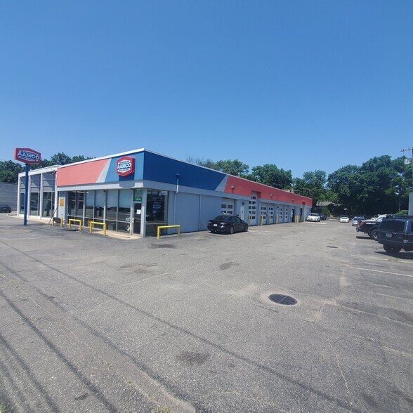139 W Jericho Tpke, Huntington Station, NY à louer - Photo de l’immeuble – Image 1 sur 7