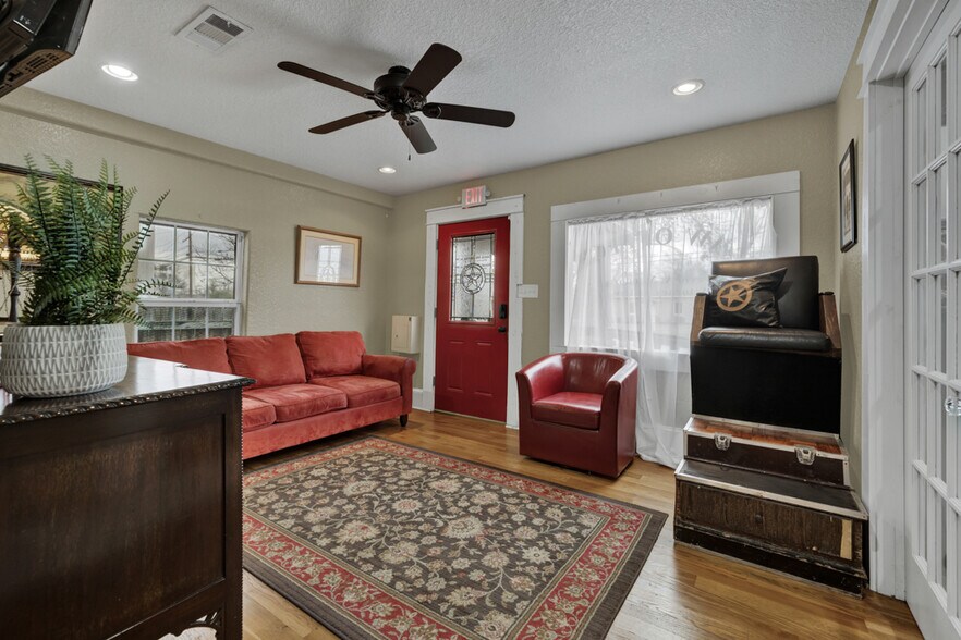 608 S Guadalupe St, San Marcos, TX à vendre - Hall d’entrée – Image 3 sur 24