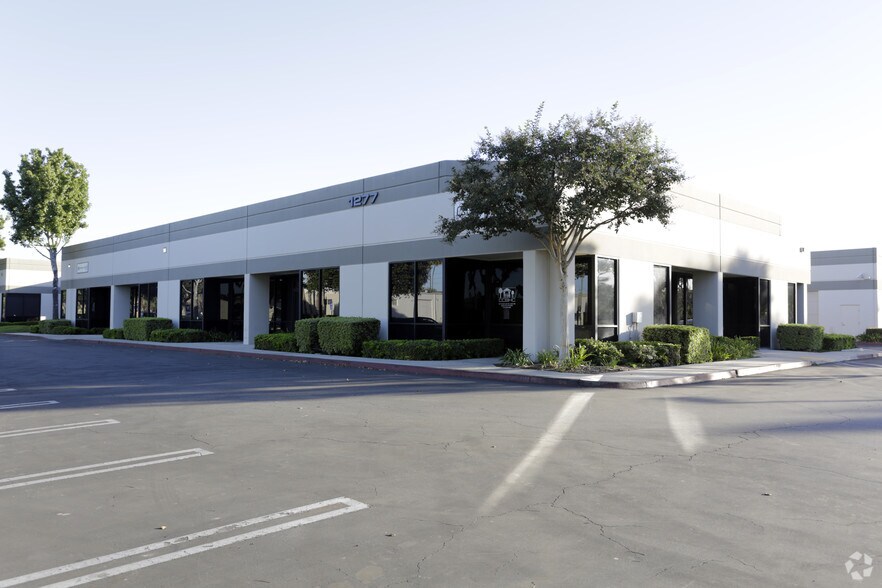 1277 S Lyon St, Santa Ana, CA à louer - Photo de l’immeuble – Image 2 sur 4